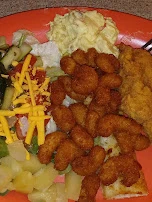 Salad Bar Con Camarones Y Pescado Empanado